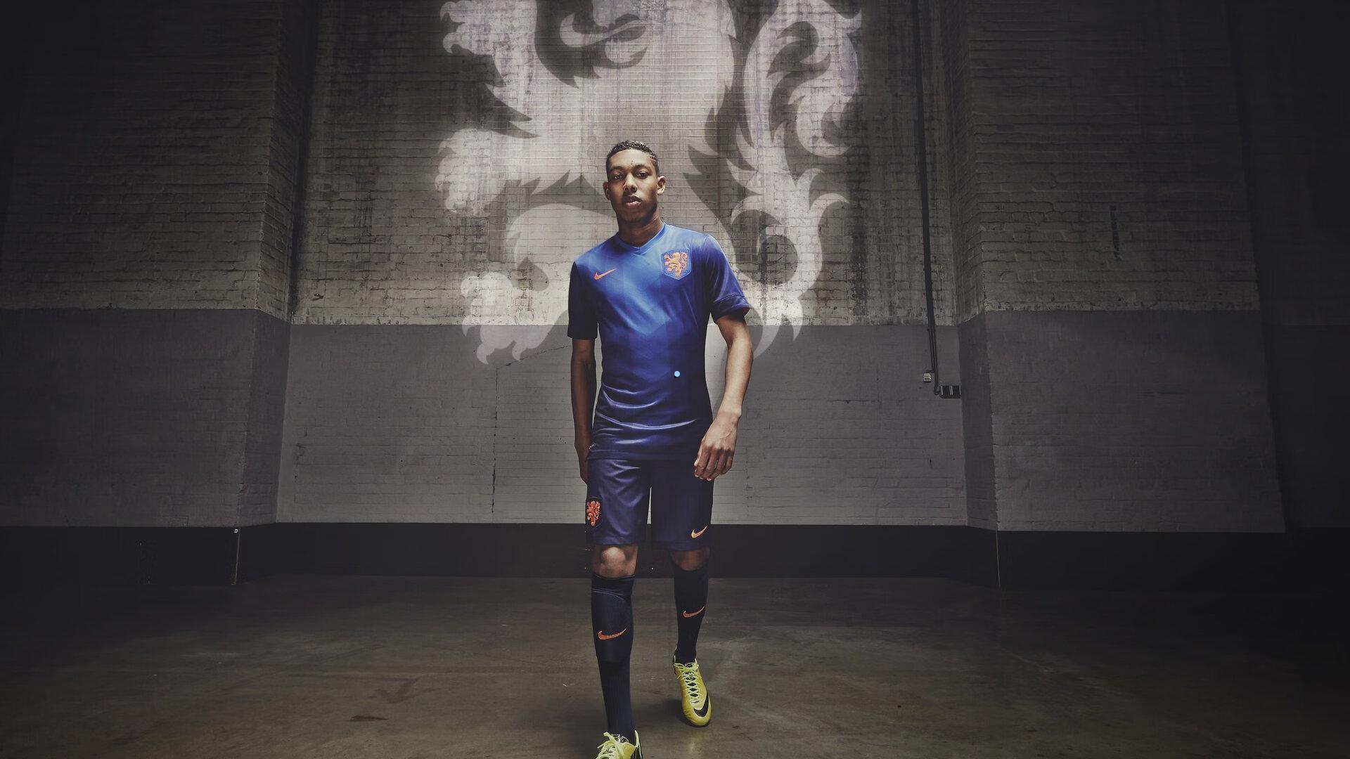 詹姆斯深夜发文引猜测,是告别信号还是王者宣言?社交媒体动态引爆体坛热议