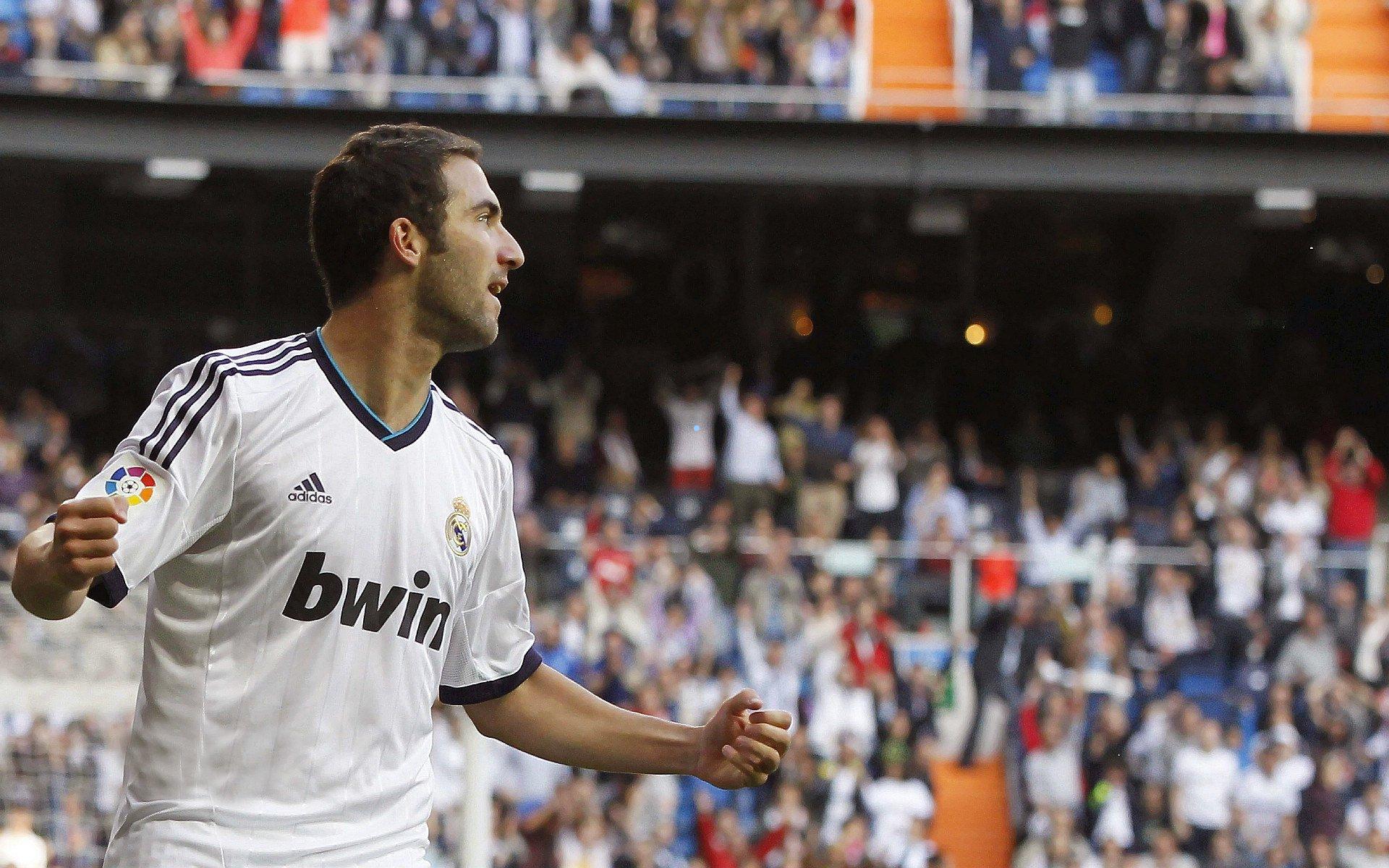 詹姆斯深情赞誉球衣纪念补丁，酷炫设计承载不朽传奇，情感共鸣震撼篮坛